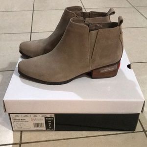 Blondo size 7 Chelsea taupe bootie